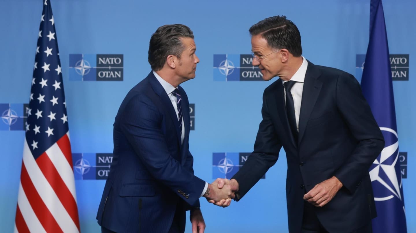 Pete Hegseth (i) saluda a Mark Rutte en la sede de la OTAN