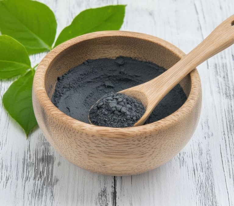 Por qué deberías evitar la moda de la pasta de dientes con carbón activo