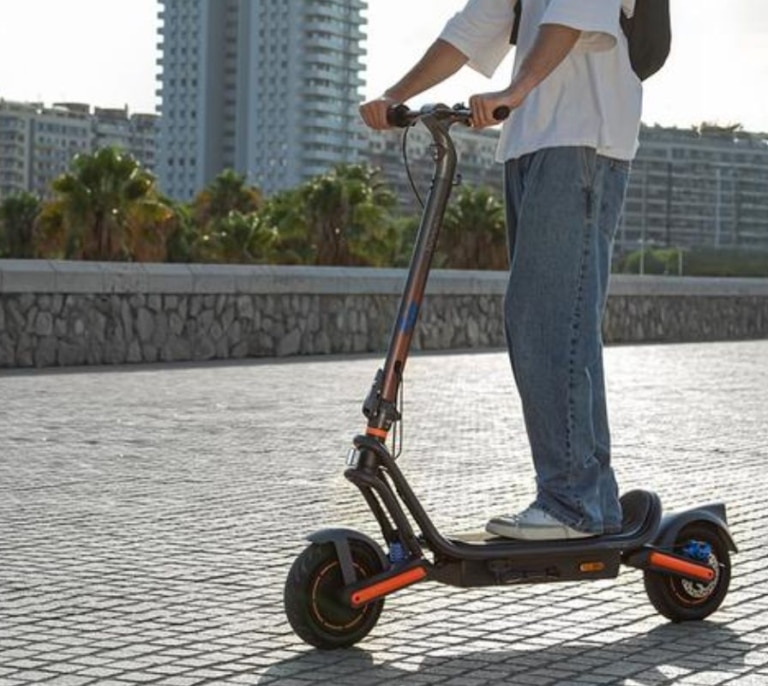 Adiós al transporte público y al coche: este es el patinete eléctrico que Cecotec ha rebajado