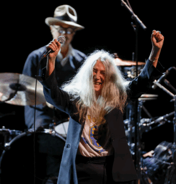 Rosalía acompaña a Patti Smith en su apoteósico recital en el Teatro [...]
