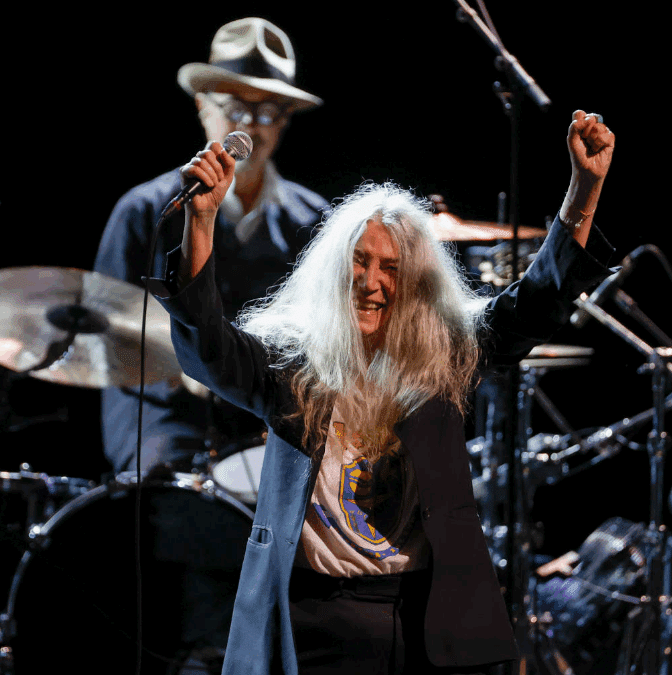 Rosalía acompaña a Patti Smith en su apoteósico recital en el Teatro Real