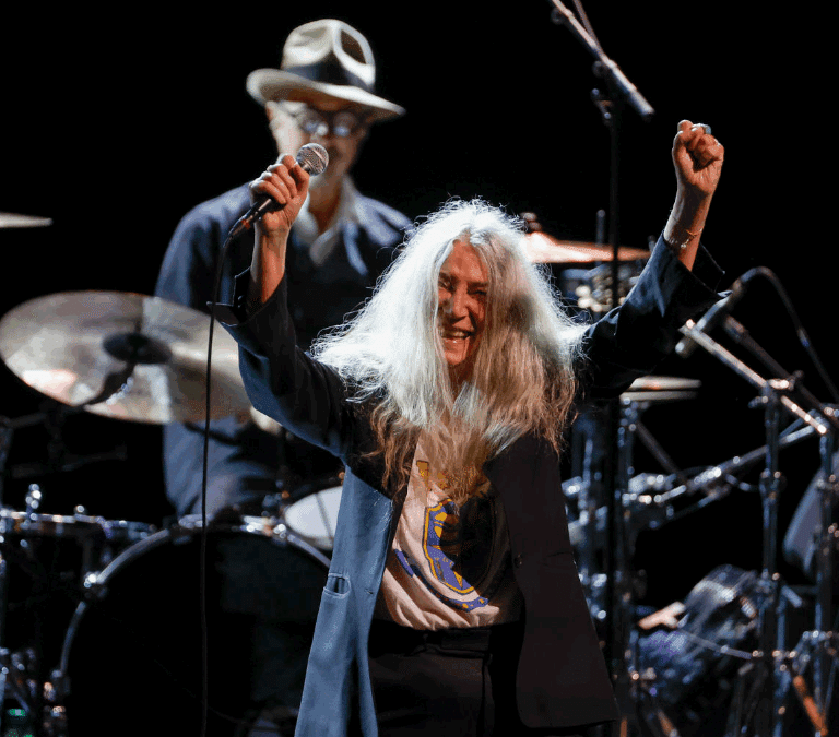 Rosalía acompaña a Patti Smith en su apoteósico recital en el Teatro Real