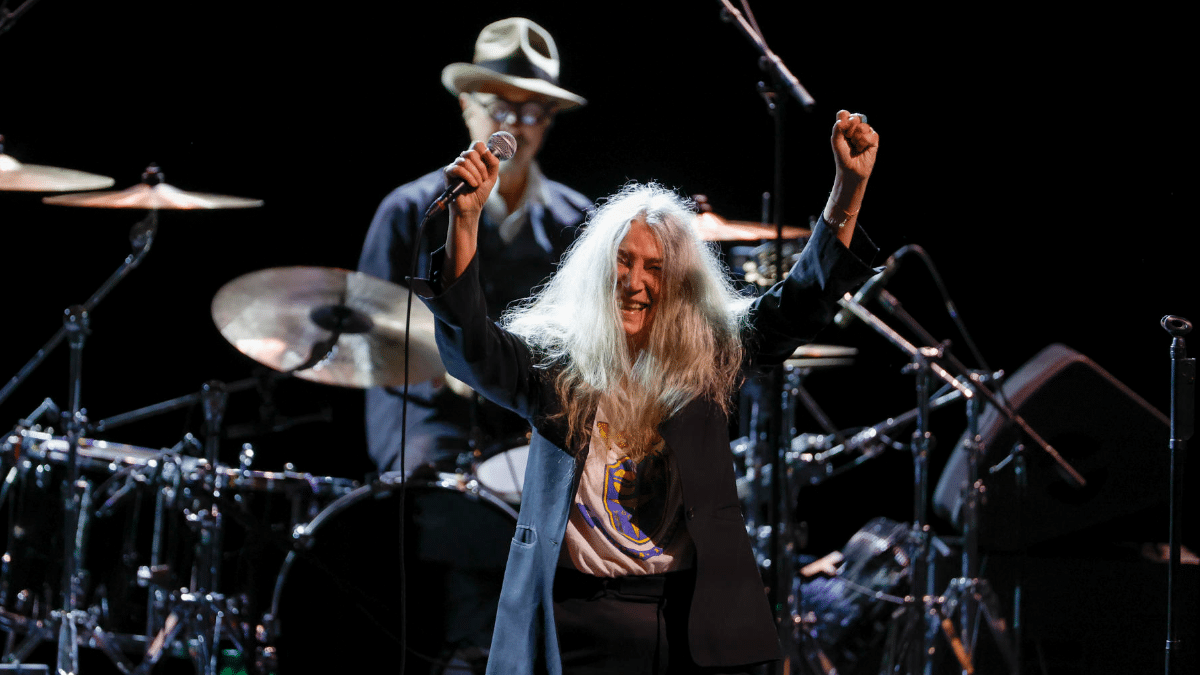 Patti Smith saluda al público durante su concierto en el Teatro Real.