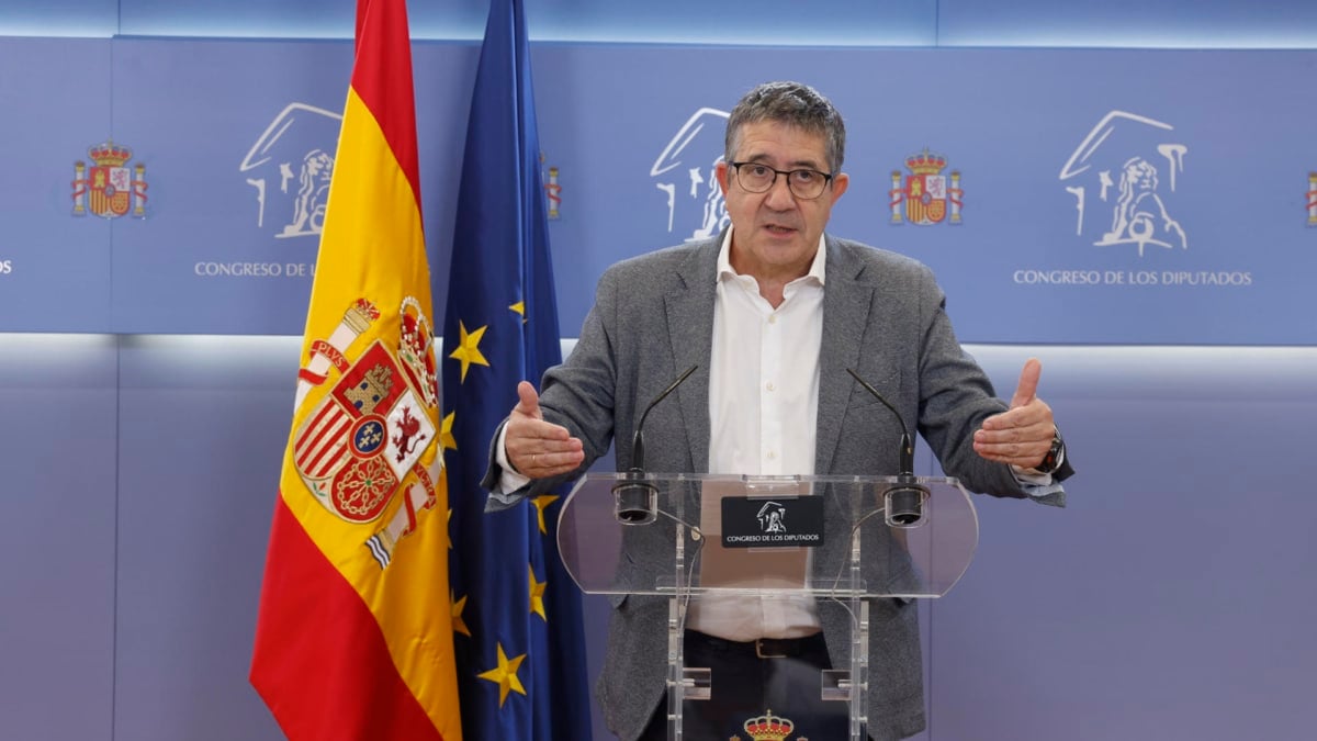 El portavoz del Grupo Parlamentario Socialista, Patxi López, en una comparecencia de prensa este martes, en el Congreso