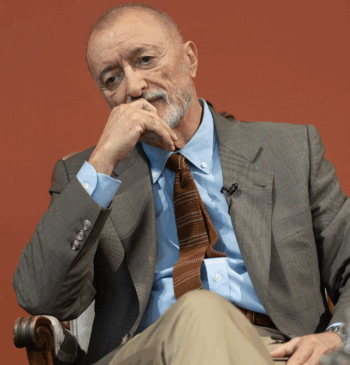 Pérez-Reverte esquiva la polémica de García Montero con la RAE: "No me [...]