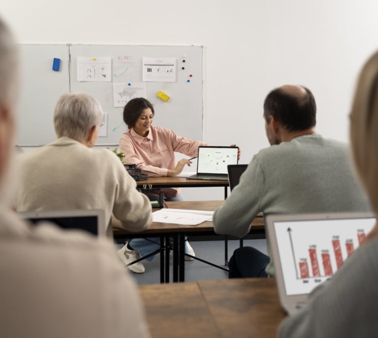 Educación financiera para mayores: la mejor herramienta contra el fraude