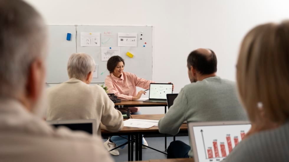 Educación financiera para mayores: la mejor herramienta contra el fraude 
