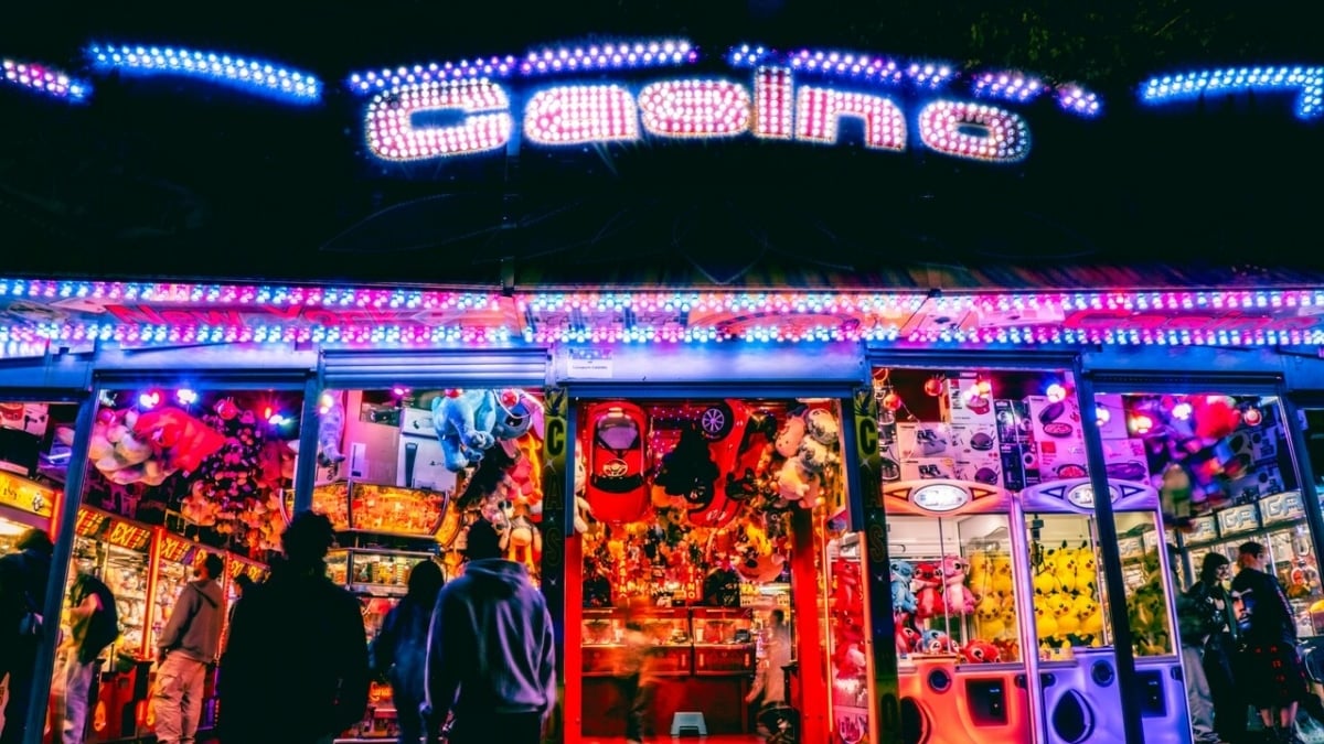 Las diferentes maneras de los humanos de percibir mentalmente los casinos online y los físicos