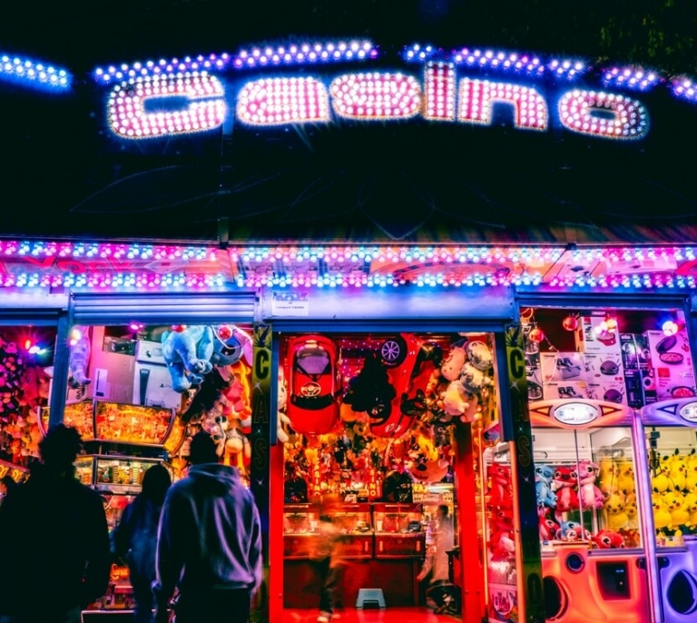 Las diferentes maneras de los humanos de percibir mentalmente los casinos online y los físicos