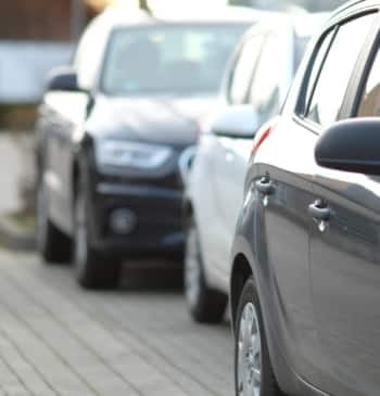 ¿Está permitido aparcar en sentido contrario a la marcha?