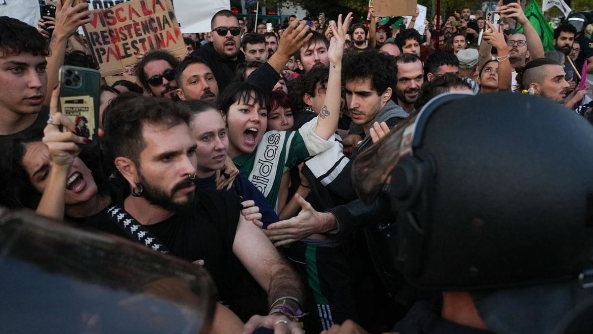 Protestantes por Palestina frente al Roig Arena