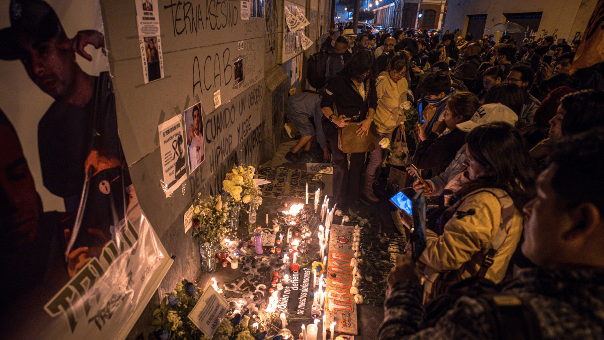 Vigilia en Lima por Eduardo Ruiz, el manifestante muerto el pasado miércoles durante las protestas contra el Gobierno.