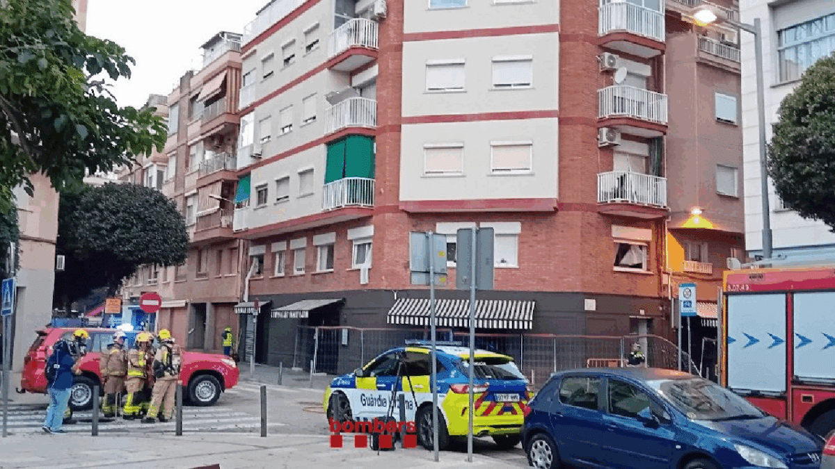 Los Bombers inspeccionan el bloque afectado por la fuga de gas en L'Hospitalet (Barcelona)
