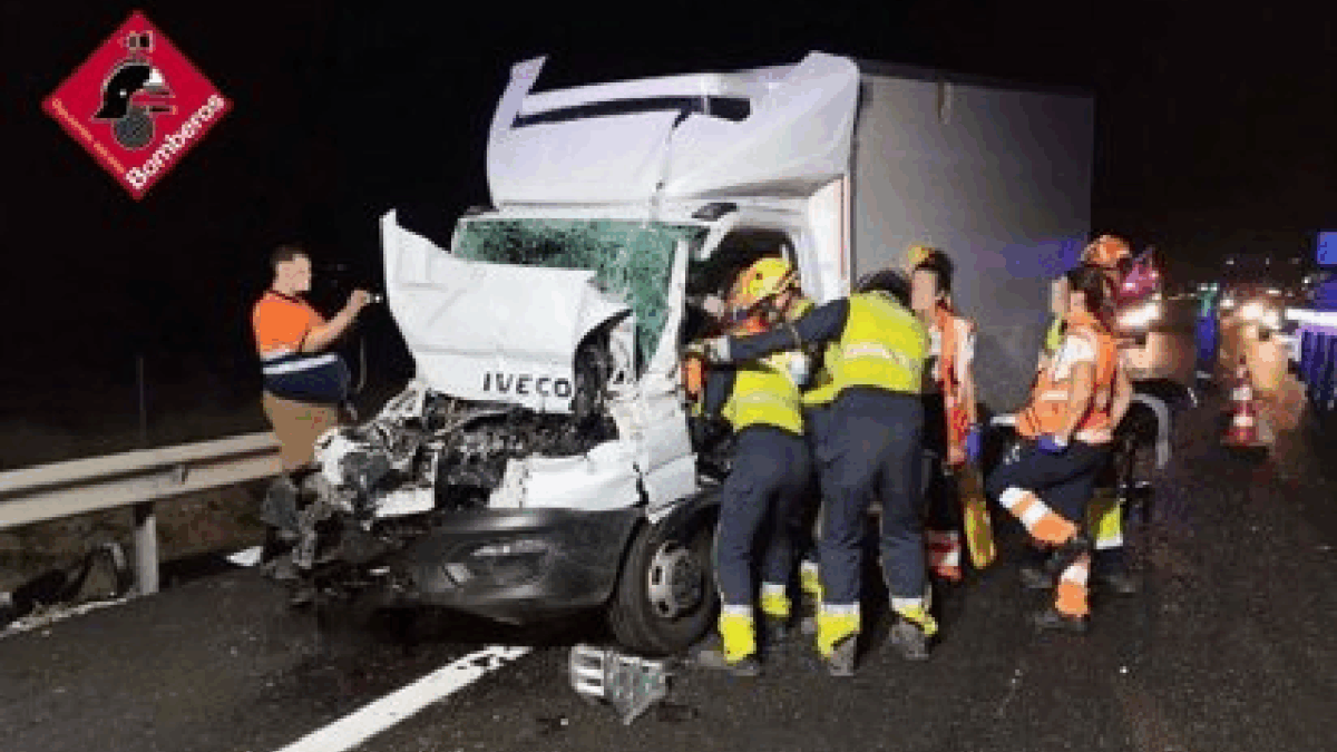 Un camionero herido grave al chocar contra otro camión en la A-7, en Librilla