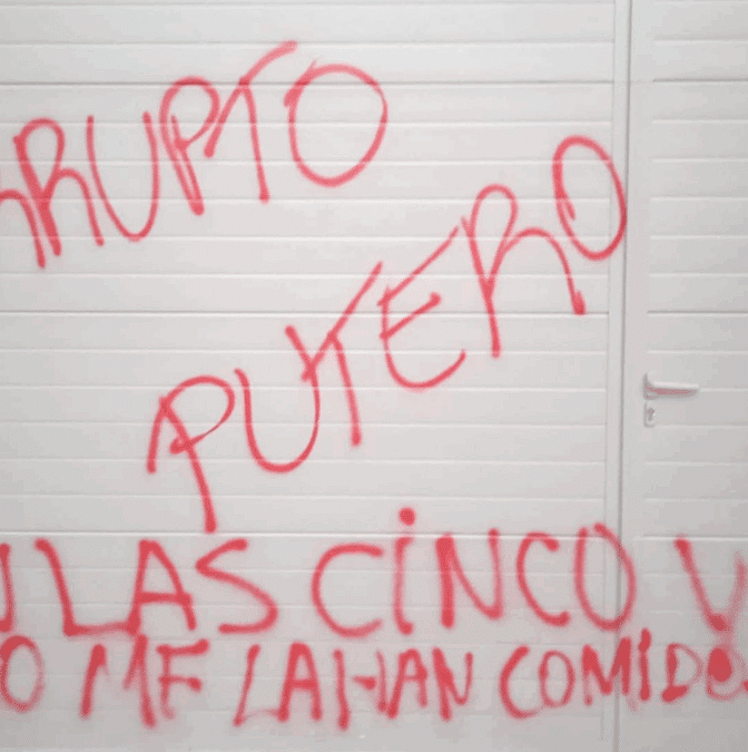 Ábalos recurre a Goebbels para denunciar las pintadas de "corrupto y putero" en su casa