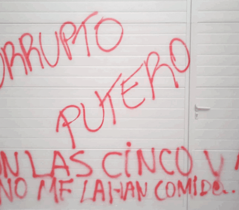 Ábalos recurre a Goebbels para denunciar las pintadas de "corrupto y putero" en su casa