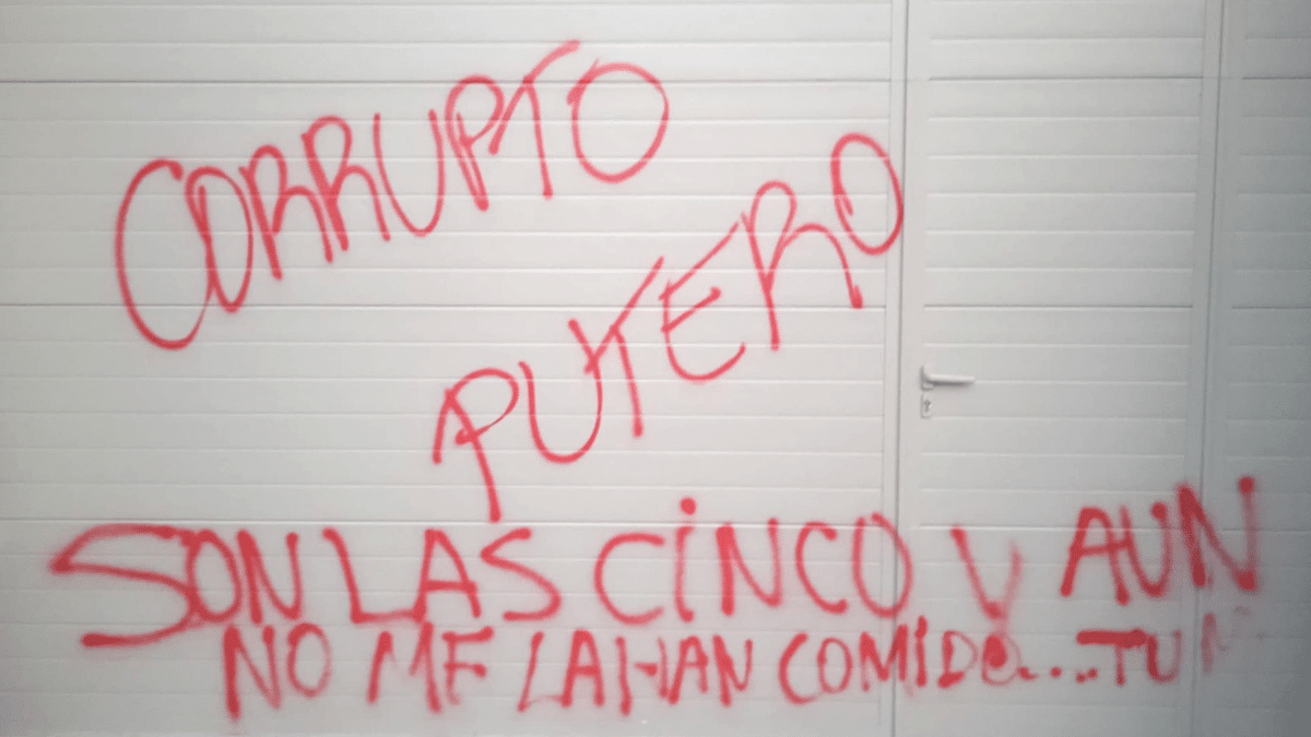 Imagen de la puerta del garage de Ábalos compartida por el diputado en su cuenta de X.