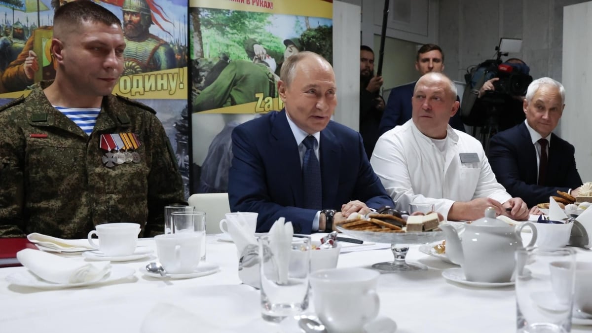 El líder ruso, Vladmir Putin, en una clínica militar en Moscú