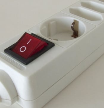 Estos son los aparatos electrónicos que jamás debes enchufar en una regleta
