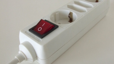 Estos son los aparatos electrónicos que jamás debes enchufar en una regleta