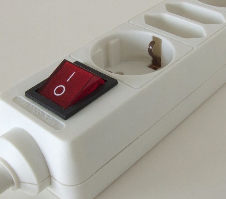 Estos son los aparatos electrónicos que jamás debes enchufar en una regleta