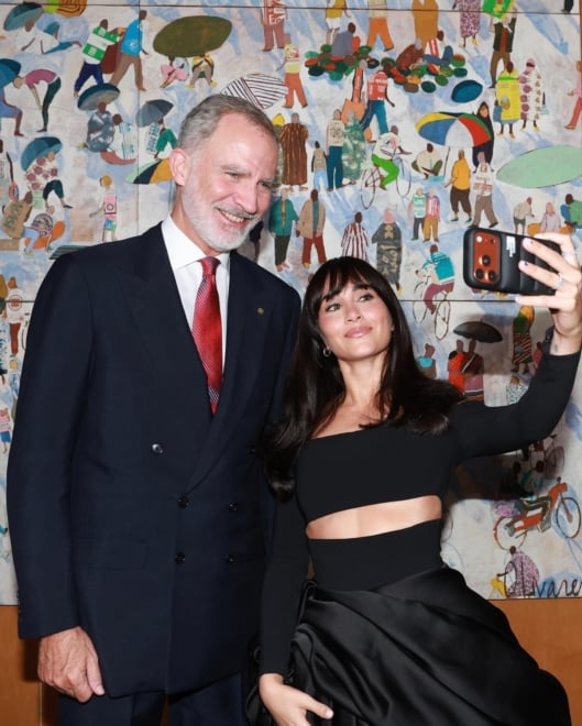 El rey Felipe con Aitana, haciéndose el selfie en los Premios Vanguardia del Grupo Godó