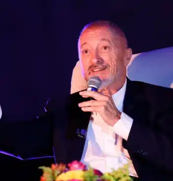 Pérez-Reverte arremete contra la el "chantaje" y la "chulería" de Ryanair