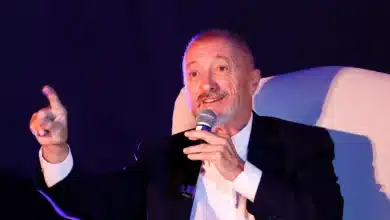 Pérez-Reverte arremete contra la el "chantaje" y la "chulería" de Ryanair
