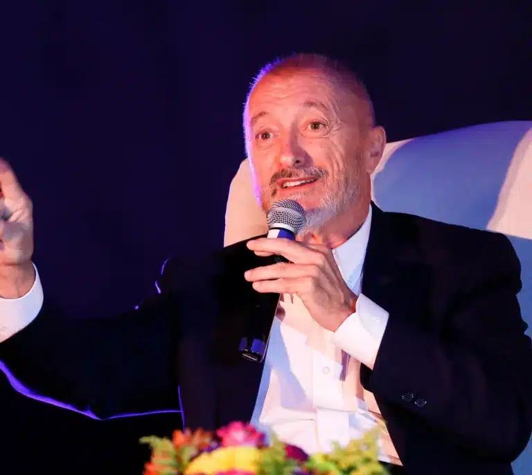 Pérez-Reverte arremete contra el "chantaje" y la "chulería" de Ryanair