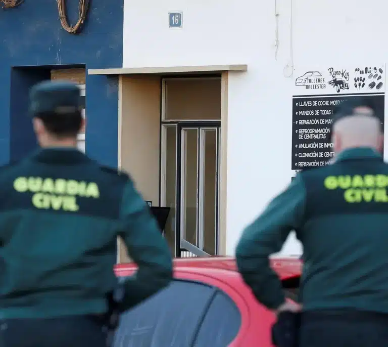 Detienen a dos jóvenes por un robo con alunizaje en un bar de Ribadeo