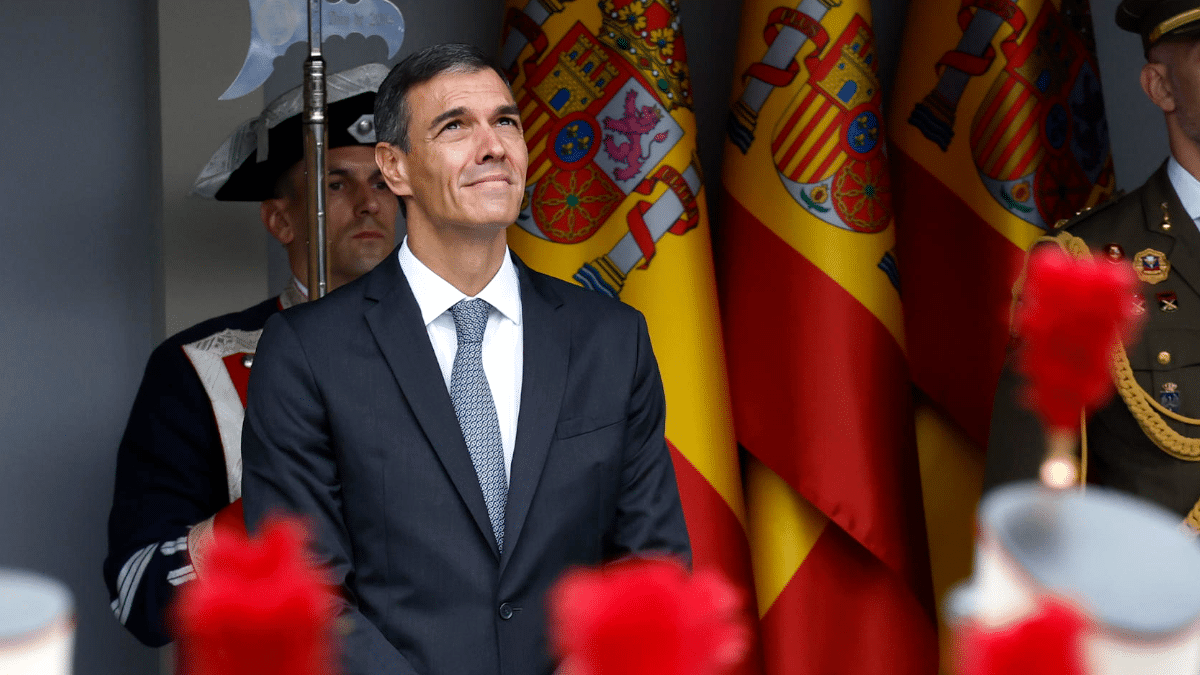 Pedro Sánchez, este domingo en la tribuna del desfile del 12 de Octubre.