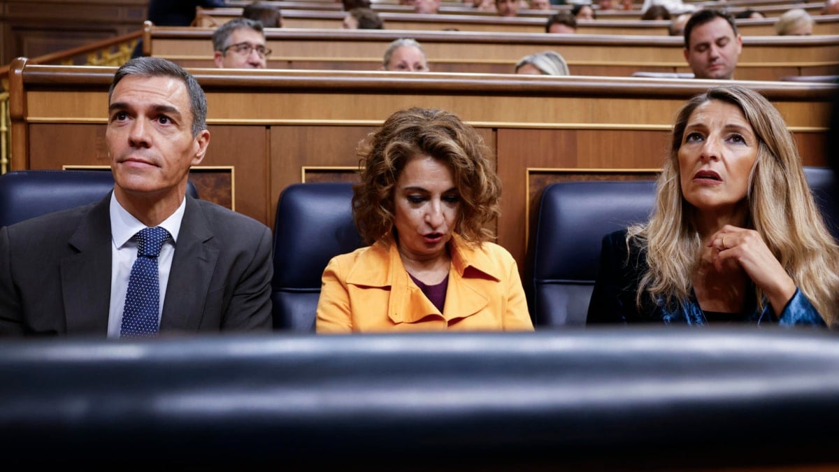 El presidente del Gobierno, Pedro Sánchez, durante una sesión de control al Gobierno en el Congreso, junto a su número 'dos' María Jesús Montero y la líder de Sumar en el Gobierno, Yolanda Díaz (d)