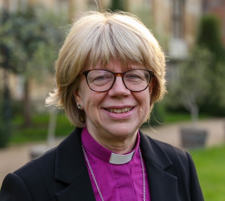Sarah Mullally, la enfermera elegida primera 'papisa' anglicana de la historia