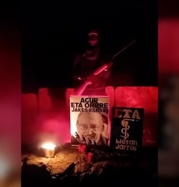 Un encapuchado armado y el anagrama de ETA en el adiós al [...]