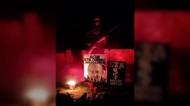 Un encapuchado armado y el anagrama de ETA en el adiós al etarra que mató a seis niños en la casa cuartel de Zaragoza