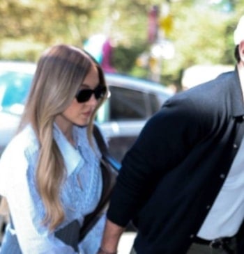 Sydney Sweeney y Scooter Braun se toman de la mano mientras se dirigen a una oficina en Nueva York.