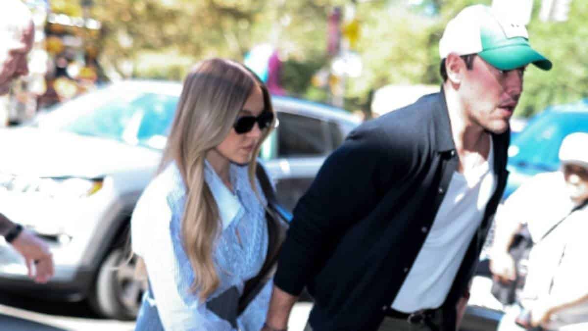 Sydney Sweeney y Scooter Braun se toman de la mano mientras se dirigen a una oficina en Nueva York.