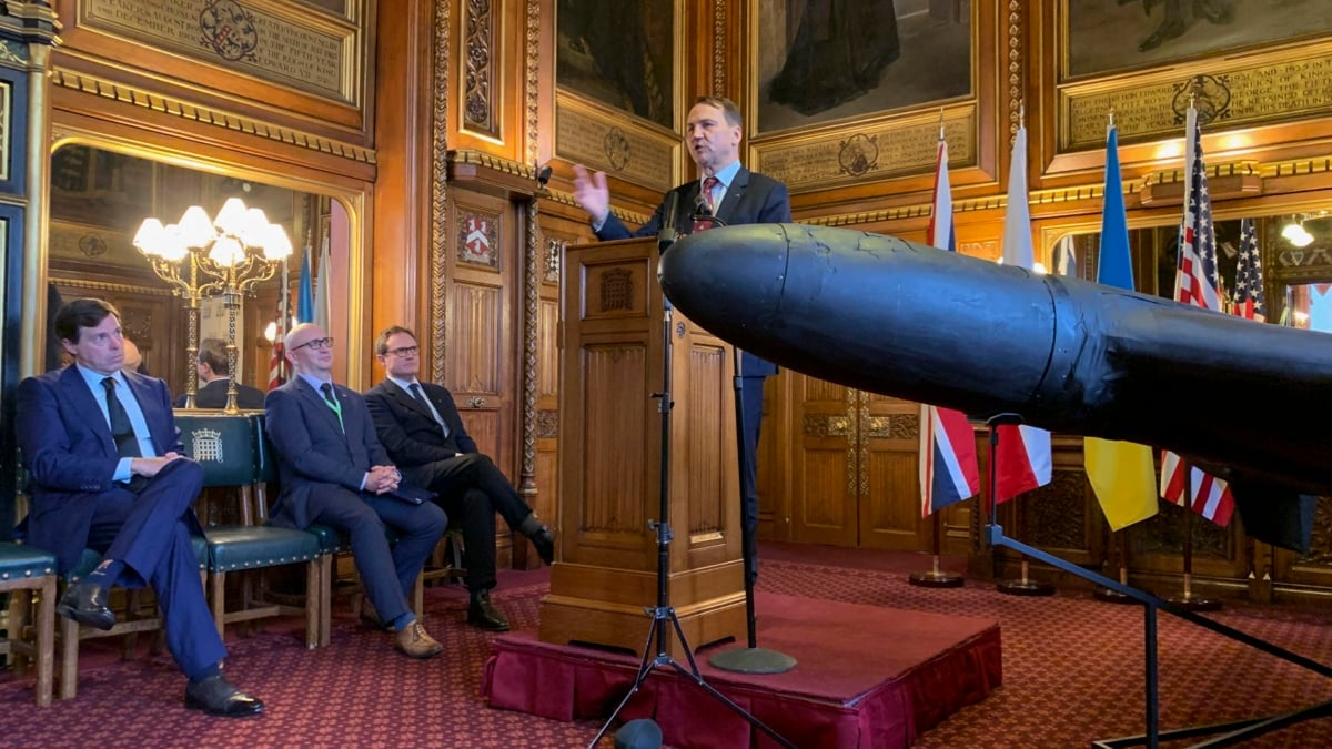 El ministro polaco de Exteriores, Radoslaw Sikorski, en el Parlamento británico, ante un dron Shahed de los que usa Rusia