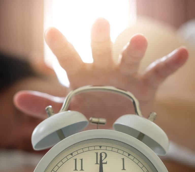 Esto es lo que le pasa a tu cerebro cuando suena el despertador durante una fase profunda del sueño