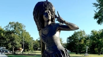 Detalle de la estatua dedicada a Tina Turner en su ciudad natal.