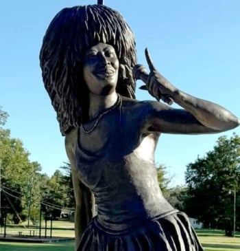 Detalle de la estatua dedicada a Tina Turner en su ciudad natal.