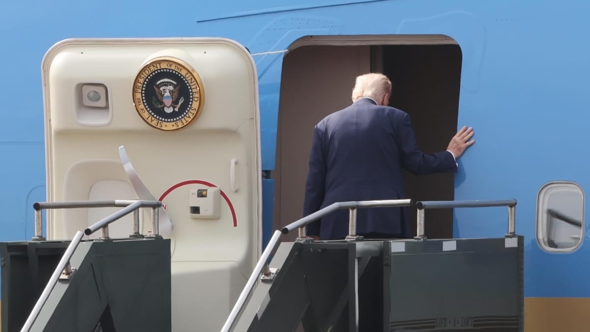 Donald Trump sube al Air Force One tras verse con Xi Jinping