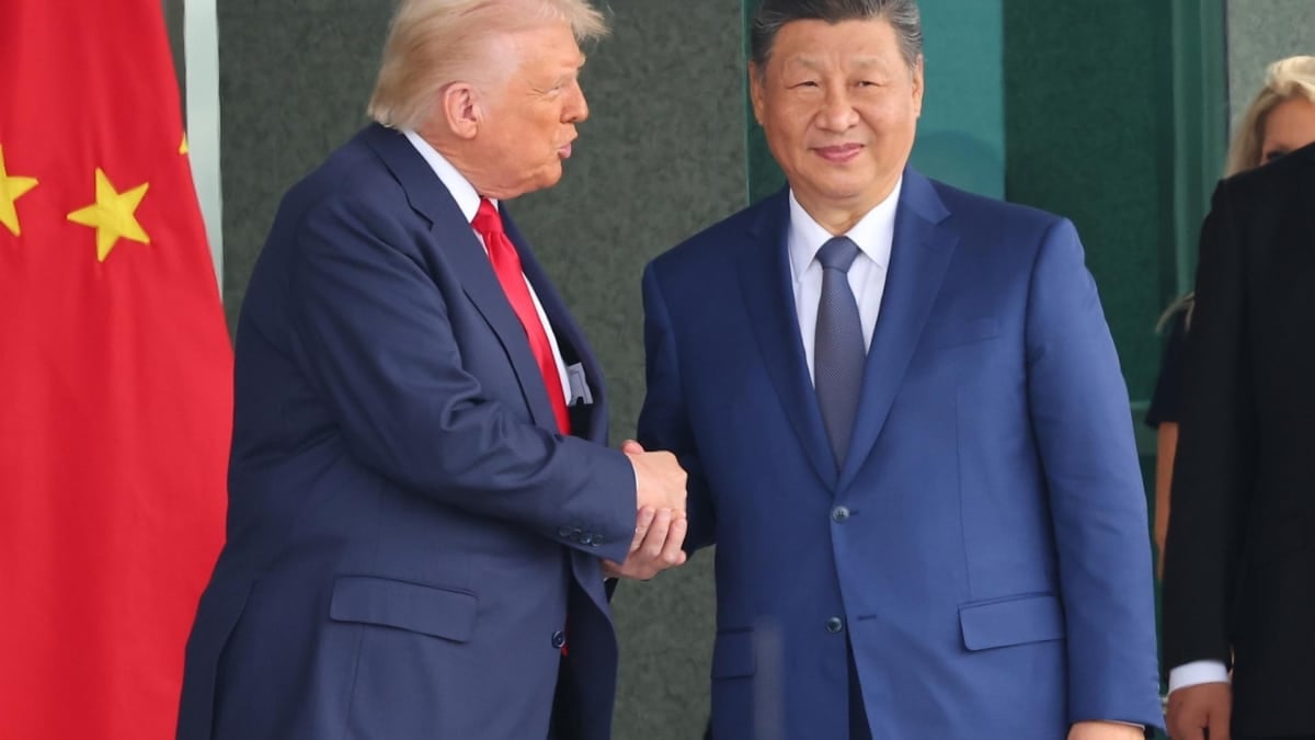 Donald Trump y Xi Jinping se estrechan la mao en Busan