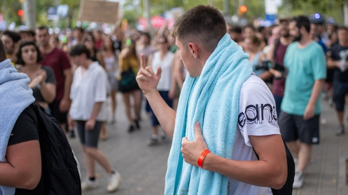 Un turista extranjero reacciona contra una manifestación contra el turismo masivo en Barcelona en junio de 2024.