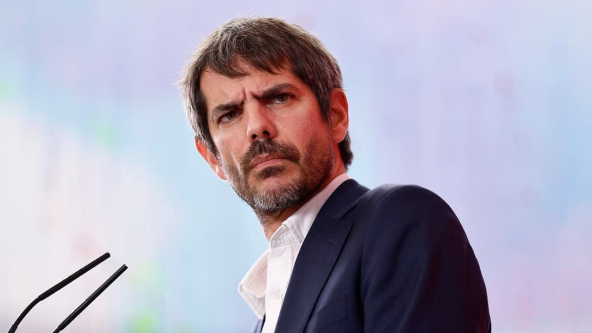 El ministro de Cultura y portavoz de Movimiento Sumar, Ernest Urtasun, en una rueda de prensa este lunes mientras Junts celebra un encuentro de su Ejecutiva para decidir si rompe con el Gobierno