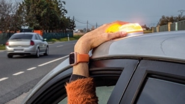 La DGT avisa: a partir de esta fecha tendrás que llevar la baliza V16 en tu coche