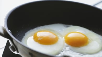 Por qué deberías echar una gota de vinagre a la sartén cuando fríes un huevo