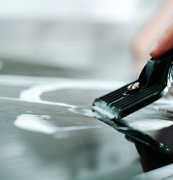 El producto de limpieza para recuperar el brillo de la vitrocerámica quemada