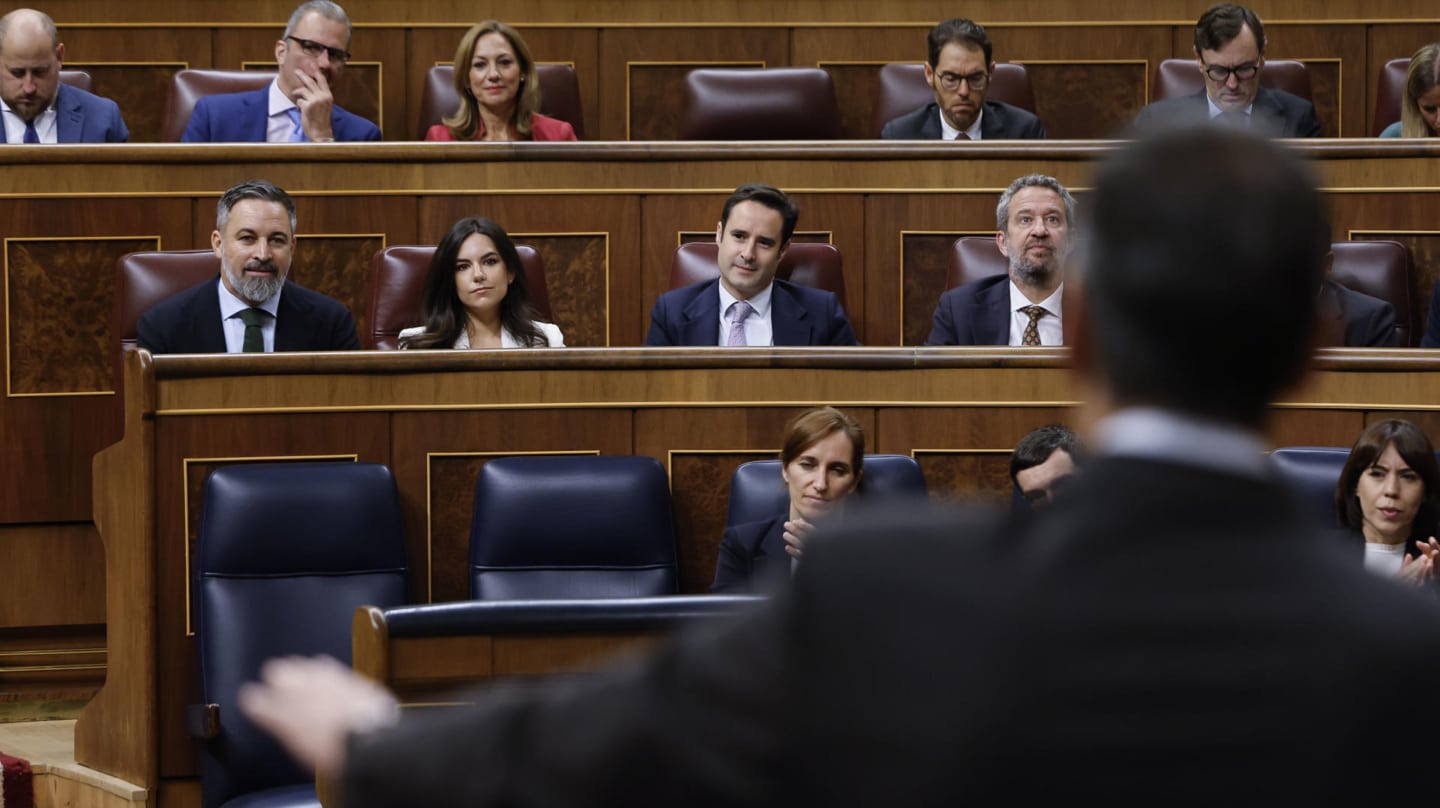 El líder de Vox, Santiago Abascal, escucha al presidente del Gobierno, Pedro Sánchez, desde su escaño en el Congreso de los Diputados