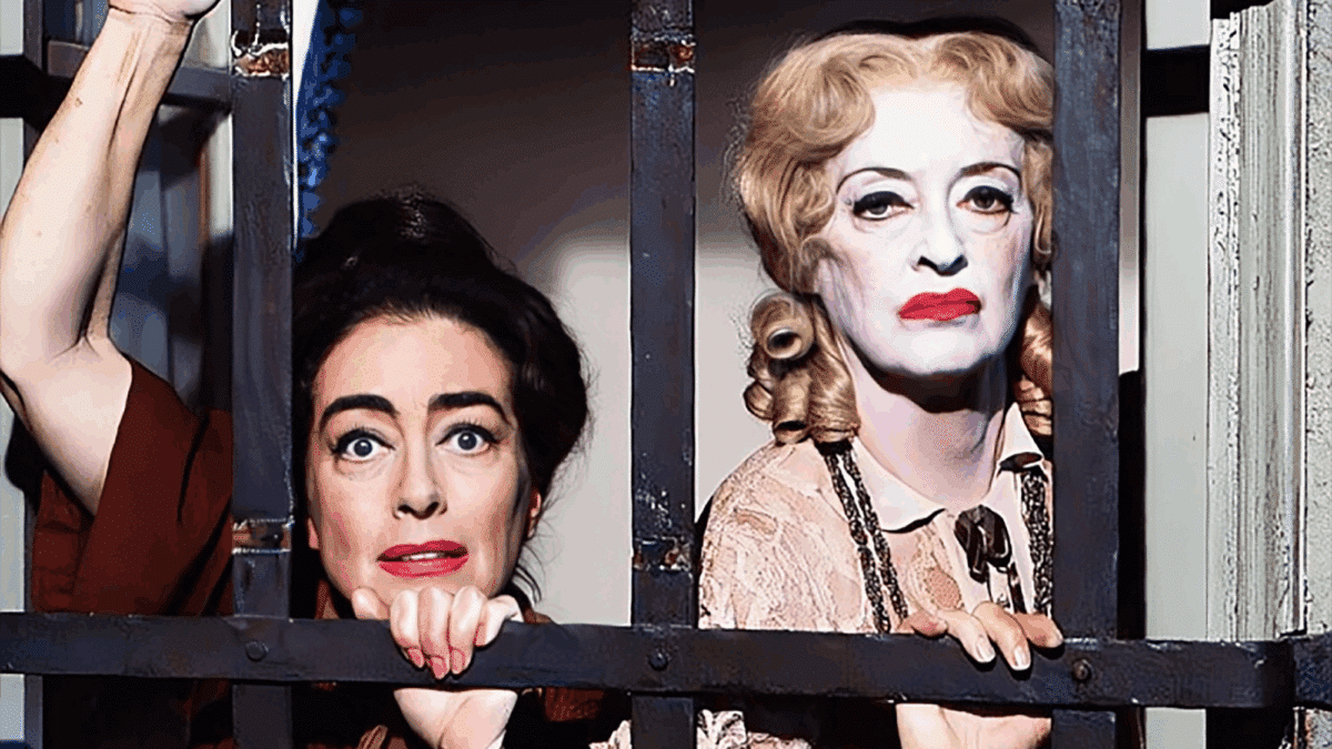 Joan Crawford y Bette Davis asomadas a la ventana de Baby Jane en la película de Robert Aldrich.